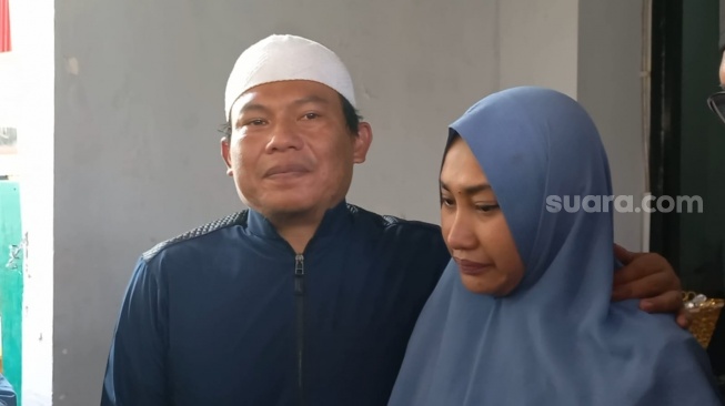 Faank Wali dan istrinya, Sari saat ditemui usai pemakaman sang ibu di kawasan Pondok Gede, Bekasi, Jawa Barat pada Minggu (20/4/2025). [Suara.com/Tiara Rosana]