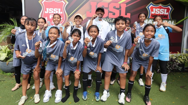 Menjalani debut bertanding pada turnamen internasional JSSL Singapore 7’s 2025, tim HydroPlus Strikers (U-14) dan MilkLife Shakers (U-12) berhasil meraih posisi runner-up pada masing-masing kelompok usia. [Dok Pribadi]