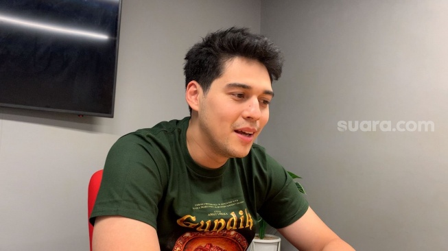 Maxime Bouttier dalam media visit film Gundik ke kantor Suara.com yang berada di kawasan Mega Kuningan, Jakarta Selatan pada Kamis (17/4/2025). [Suara.com/Adiyoga Priyambodo]