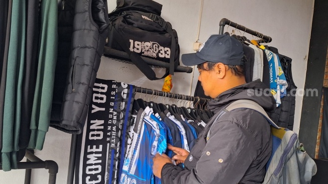 Ekonomi Kreatif Suporter: Dari Kecintaan kepada Persib hingga Tembus Pasar Asia [Suara.com/Rahman]