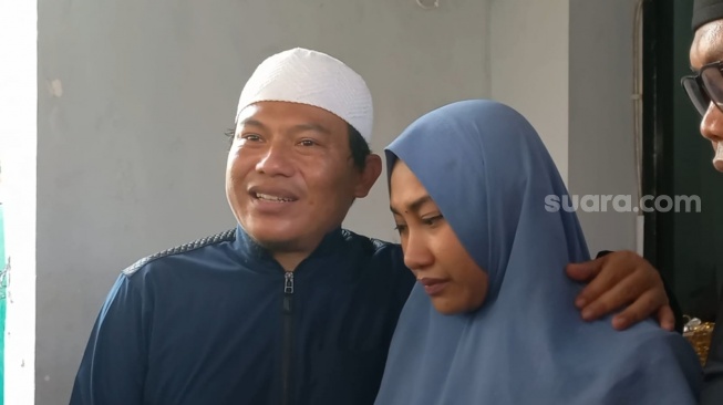 Faank Wali dan istrinya, Sari saat ditemui usai pemakaman sang ibu di kawasan Pondok Gede, Bekasi, Jawa Barat pada Minggu (20/4/2025). [Suara.com/Tiara Rosana]