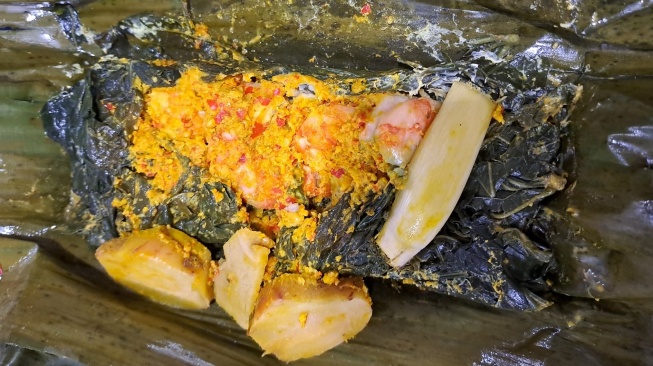 Pepes udang berbeda dengan pepes kebanyakan yang menggunakan ikan, namun di Batang modifikasi pepes ini menjadi makanan khas yang diincar banyak orang. (Twitter)