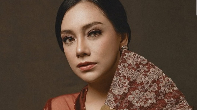 Celine Evangelista kenakan kebaya tanpa hijab (Instagram)