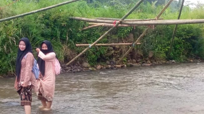 Kisah Pilu di Hari Kartini, Pelajar Berkebaya Terpaksa Menyeberangi Sungai untuk Sekolah