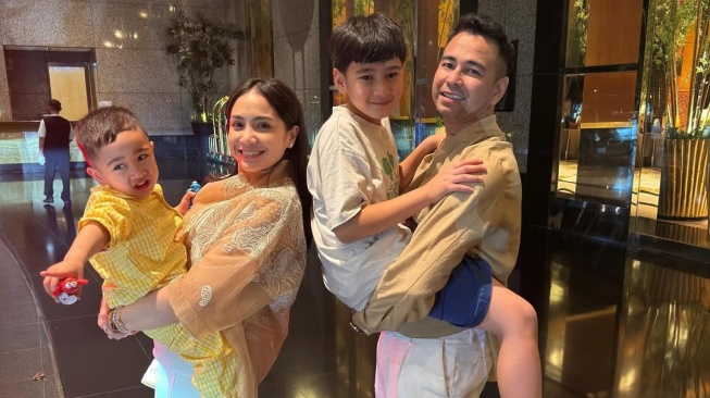 Potret harmonis Raffi Ahmad, Nagita Slavina, dan ketiga anak-anaknya, yaitu Rafathar Malik Ahmad dan Rayyanza Malik Ahmad (Instagram/raffinagita1717)