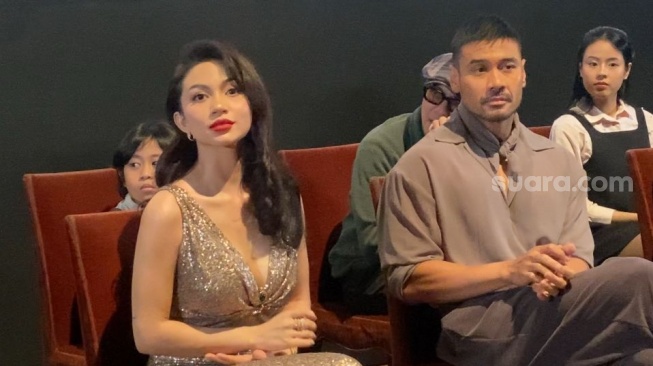 Ariel Tatum dan Chicco Jerikho dalam konferensi pers rilis film Perang Kota di kawasan Kuningan, Jakarta Selatan, Senin (21/4/2025). [Suara.com/Tiara Rosana]