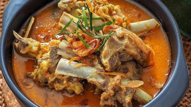 Gulai atau Gule Kambing dari Batang menawarkan rasa gurih dan nikmat berbeda dari gule lainnya. (Twitter)