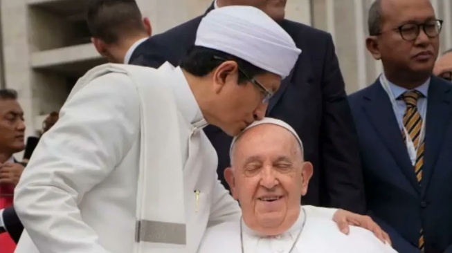 Momen Nasaruddin Umar mencium kepala Paus Fransiskus saat pertemuan di Masjid Istiqlal Jakarta pada September 2024 lalu (Twitter)