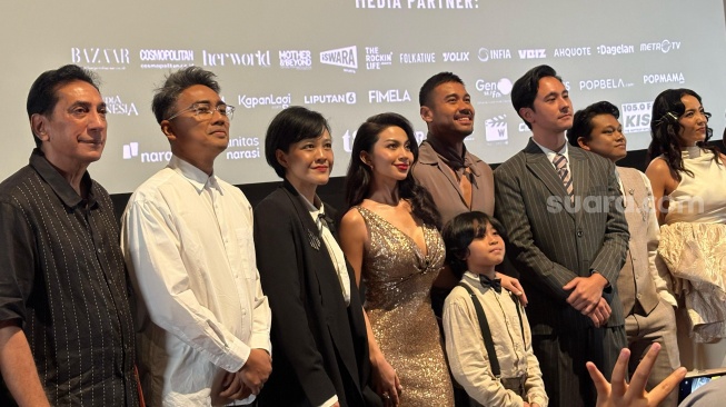 Jajaran pemain dan sutradara film Perang Kota di kawasan Kuningan, Jakarta Selatan, Senin (21/4/2025). [Suara.com/Tiara Rosana]