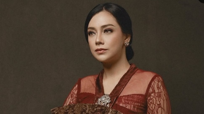 Celine Evangelista kenakan kebaya tanpa hijab (Instagram)