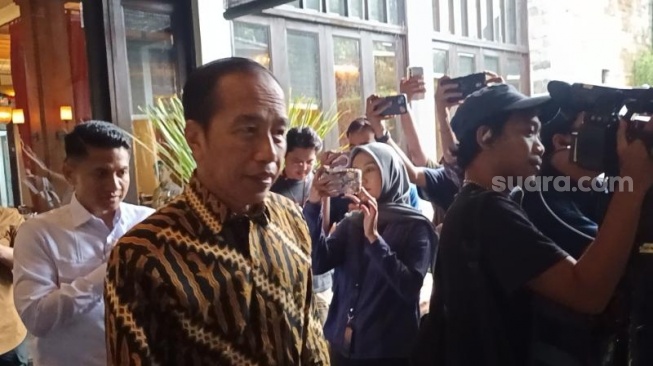Presiden ke-7 RI Joko Widodo atau Jokowi bertemu dengan tim kuasa hukum terkait polemik ijazah palsu di Jakarta pada Selasa (22/4/2025). (Suara.com/Novian)