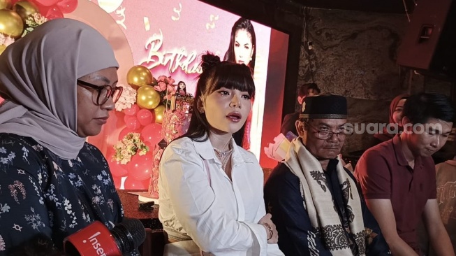 Dinar Candy bersama keluarganya saat ditemui di kawasan Senopati, Jakarta Selatan pada Senin (21/4/2025). [Suara.com/Rena Pangesti]
