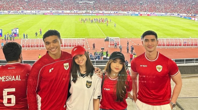 Potret Fujianti Utami Putri alias Fuji dan Verrell Bramasta nonton pertandingan Timnas Indonesia bersama Fadly Faisal dan Maudy Effrosina (Instagram/fuji_an)