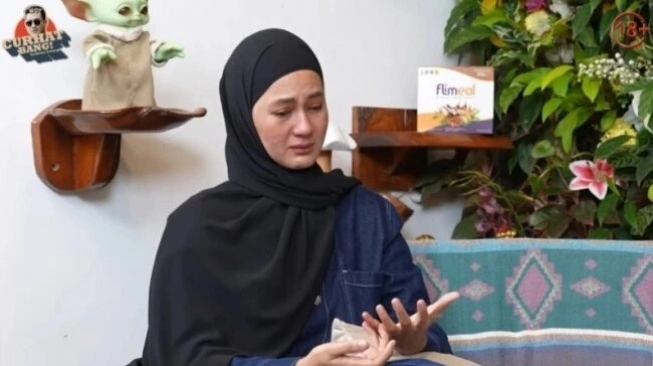 Paula Verhoeven menangis (YouTube/Curhat Bang Denny Sumargo)