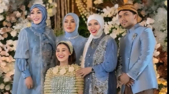 Beda Sendiri, Gaya Hijab Geni Faruk di Acara Mitoni Aaliyah Massaid Jadi Perbincangan