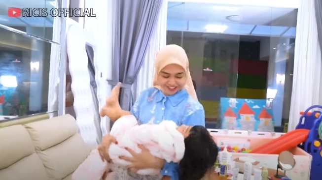 Ria Ricis dan putrinya Cut Raifa Aramoana atau yang karib disapa Moana. (YouTube Ricis Official)