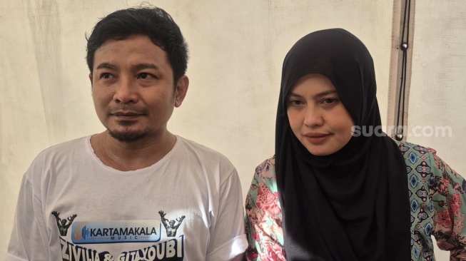 Zul Zivilia dan istri, Retno Paradinah ditemui di Lapangan Banteng, Jakarta Pusat pada Senin (21/4/2025). [Suara.com/Rena Pangesti]
