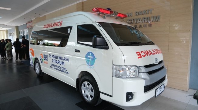 BRI Semarang A Yani secara simbolis menyerahkan CSR Ambulans ke RS Panti Wilasa Citarum. [Dok BRI]