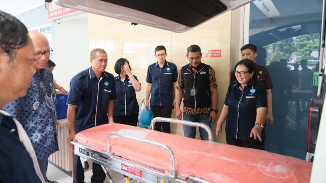 BRI Semarang A Yani secara simbolis menyerahkan CSR Ambulans ke RS Panti Wilasa Citarum. [Dok BRI]