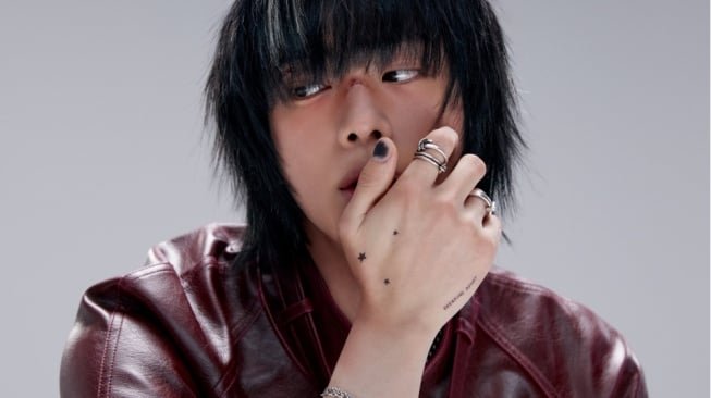 Tampil Bak Rockstar, Jin BTS Pamer Gaya Baru di Foto Konsep Terbaru Echo
