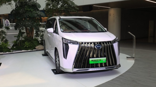GAC E9 PHEV (Plug-in Hybrid Electric Vehicle) yang sudah lebih dulu diperkenalkan di Thailand dengan nama GAC M8. (Foto: SUARA.com/Manuel Jeghesta)