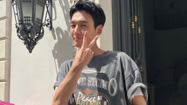 4 Inspo OOTD Casual dan Keren ala Jung Kyung Ho, Cocok Buat Weekend Look!