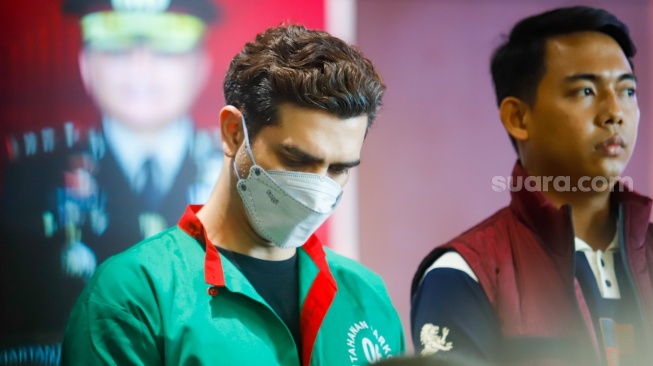 Aktor Fachry Albar dihadirkan saat Rilis kasus Narkoba yang menjerat dirinya di Polres Metro Jakarta Barat, Kamis (24/4/2025). [Suara.com/Alfian Winanto]
