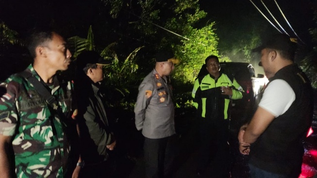 Satu unit mobil Toyota Avanza terjun ke jurang di Kabupaten Pakpak Bharat, Sumatera Utara (Sumut). [Istimewa]