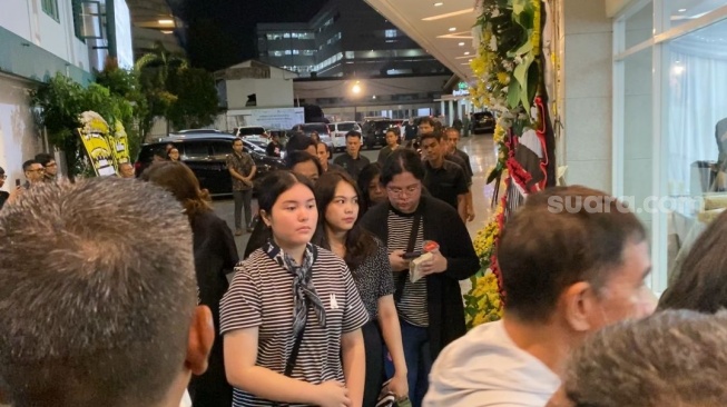 Keluarga mengantarkan jenazah Ricky Siahaan di Rumah Duka Sentosa, RSPAD Gatot Subroto, Kamis (24/4/2025). [Suara.com/Tiara Rosana]