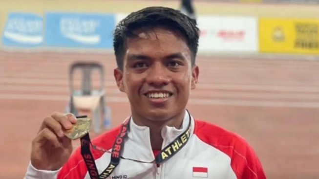 Pelari asal Sumut Daniel Simanjuntak meraih medali emas pada kejuaraan 85th Singapore Open Track and Field Championships yang berlangsung di Singapore Sports Hub, Kamis (24/4/2025). [Instagram Kabarsport.id]