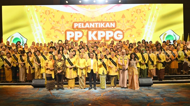 Hetifah Sjaifudian saat menerima bendera dan siap menahkodai KPPG. [Ist]
