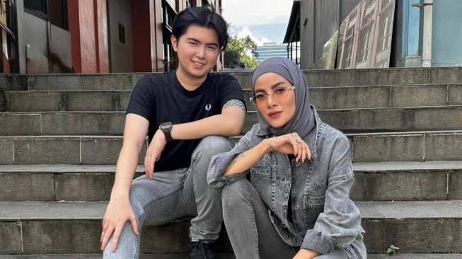 Olla Ramlan bersama putranya, Sean Alexander. [Instagram]