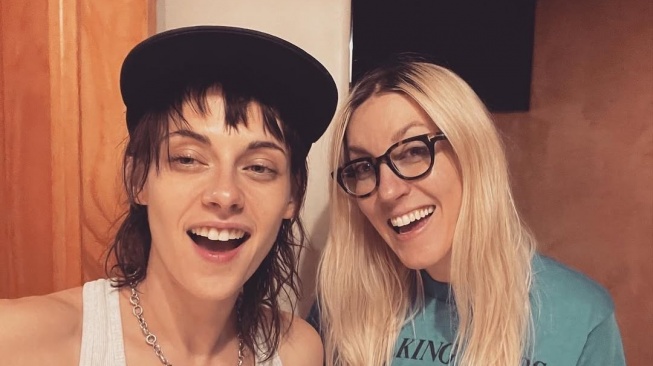 Kristen Stewart dan Dylan Meyer. (Instagram/@spillzdylz)