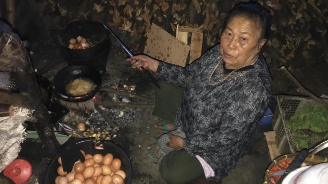 Potret Wakiyem alias Mbok Yem, pemilik warung Argo Dalem di puncak Gunung Lawu meninggal dunia di usia 82 tahun pada Rabu 23 April 2025 (X)