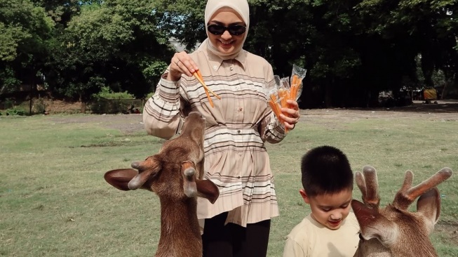 Interaksi anak Citra Kirana dengan hewan (Instagram)