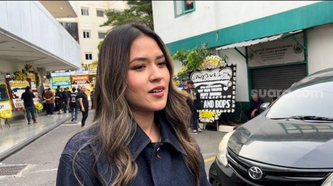 Raisa Andriana saat melayat Ricky Siahaan di di Rumah Duka Sentosa, Jakarta Pusat pada Jumat (25/4/2025) [Suara.com/Rena Pangesti]