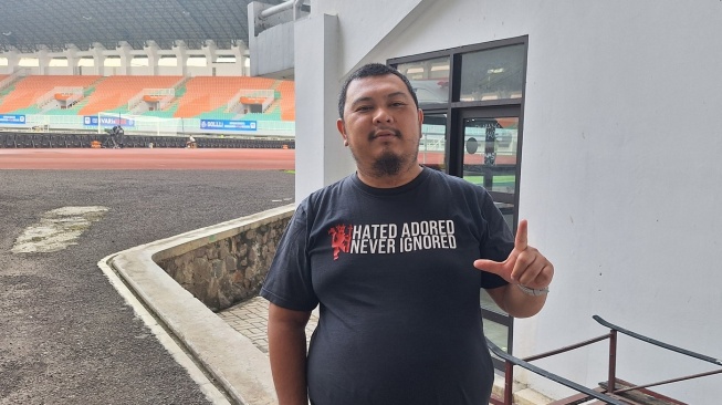 Rizqi Ariandi salah satu founder Jakmania Sukabumi (Suara.com/Adie Prasetyo Nugraha).