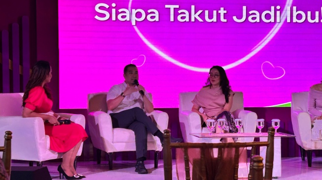 Dokter Spesialis Kebidanan dan Kandungan, dr. Ardiansjah DaraSjahruddin, SpOG, MKes, FICS, FESICOG dalam acara kampanye Siapa Takut Jadi Ibu! di Jakarta Selatan, Senin (21/4/2025). [Suara.com/Dini Afrianti Efendi]