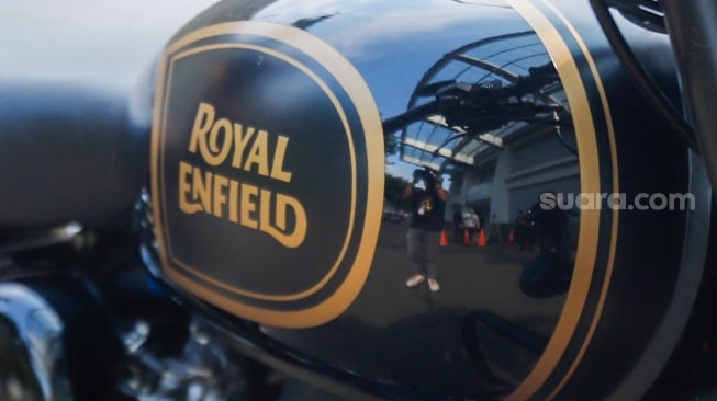 Penampakan Motor Royal Enfield milik Ridwan Kamil ditampilkan di Rumah Penyimpanan Benda Sitaan Negara (Rupbasan) KPK, Jakarta, Jumat (25/4/2025). [Suara.com/Alfian Winanto]