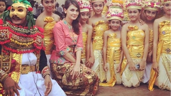 Luna Maya berkebaya (Instagram/@lunamaya)