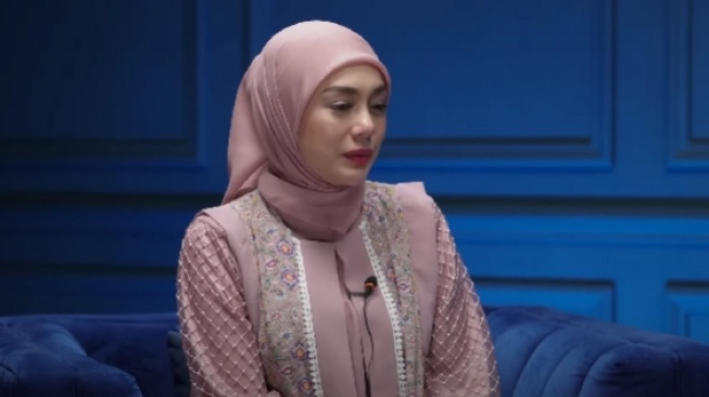 Celine Evangelista berhijab. [YouTube/Rian Ibra,]