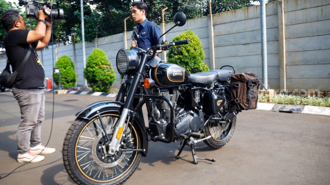 Penampakan Motor Royal Enfield milik Ridwan Kamil ditampilkan di Rumah Penyimpanan Benda Sitaan Negara (Rupbasan) KPK, Jakarta, Jumat (25/4/2025). [Suara.com/Alfian Winanto]