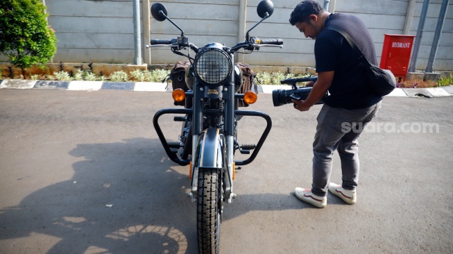 Penampakan Motor Royal Enfield milik Ridwan Kamil ditampilkan di Rumah Penyimpanan Benda Sitaan Negara (Rupbasan) KPK, Jakarta, Jumat (25/4/2025). [Suara.com/Alfian Winanto]