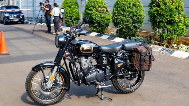 Penampakan Motor Royal Enfield milik Ridwan Kamil ditampilkan di Rumah Penyimpanan Benda Sitaan Negara (Rupbasan) KPK, Jakarta, Jumat (25/4/2025). [Suara.com/Alfian Winanto]