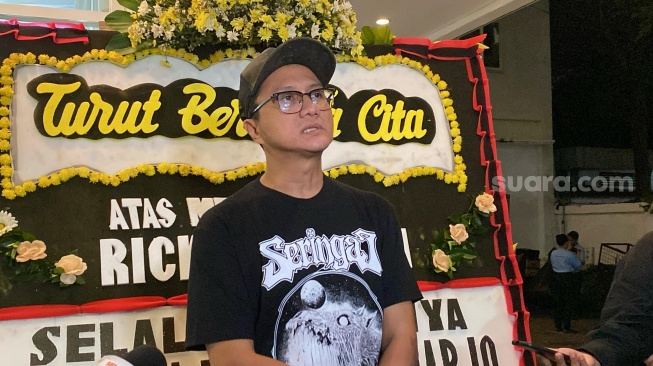 Wendi Putranto, manajer Seringai saat ditemui di Rumah Duka Sentosa, RSPAD Gatot Subroto, Jakarta Pusat tempat Ricky Siahaan disemayamkan pada Kamis (24/4/2025) malam. [Suara.com/Tiara Rosana]