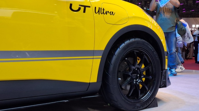 Mobil listrik AION UT dengan sentuhan modifikasi dari GAC AION yang ditampilkan dalam pameran otomotif Shanghai Auto Show 2025. (Foto: SUARA.com/ Manuel Jeghesta).