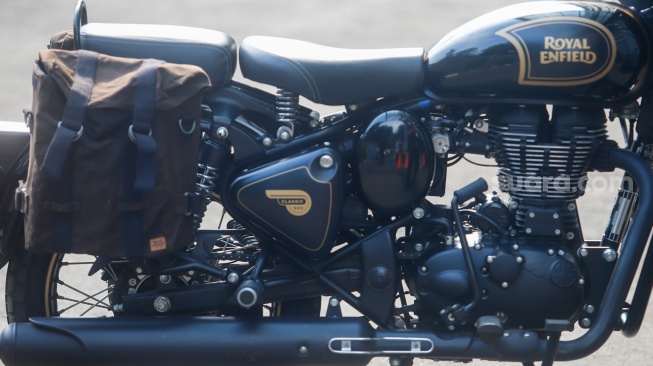Penampakan Motor Royal Enfield milik Ridwan Kamil ditampilkan di Rumah Penyimpanan Benda Sitaan Negara (Rupbasan) KPK, Jakarta, Jumat (25/4/2025). [Suara.com/Alfian Winanto]