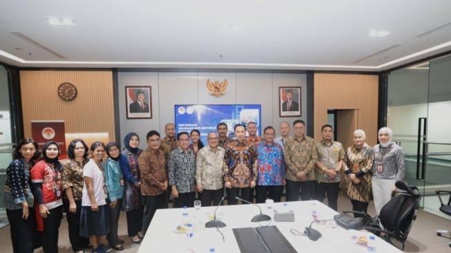 Wakil Ketua MPR RI Edhie Baskoro Yudhoyono ketika bertemu dengan Duta Besar Indonesia untuk Singapura Suryo Pratomo di Kantor Kedutaan Besar Republik Indonesia, Singapura, Rabu (23/4/2025). ANTARA/HO-MPR