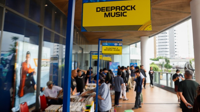 Pengunjung memilih rilisan fisik yang ditawarkan dalam acara Record Store Day Indonesia x Pop City di Senayan Park, Jakarta, Jumat (25/4/2025). [Suara.com/Alfian Winanto] 