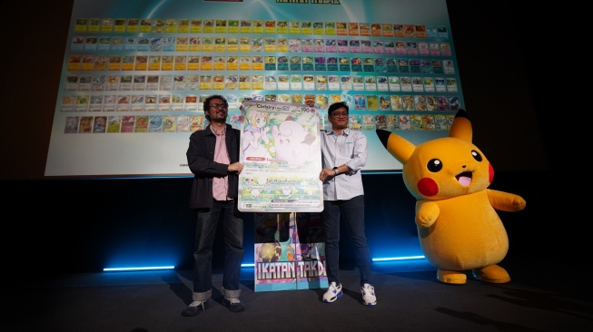 Pokemon kartu koleksi Ikatan Takdir - Giant Card Clefairy Lillie ex. [AKG Entertainment]